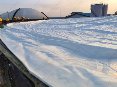 我們正在更換印尼廖內(nèi)省一處棕油廠膜氣柜的內(nèi)膜